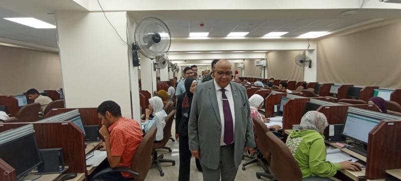 رئيس جامعة الأقصر يتفقد سير أعمال امتحانات كلية الطب