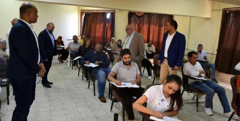 رئيس جامعة الأقصر يتابع امتحانات الماجستير والدكتوراه المهنية