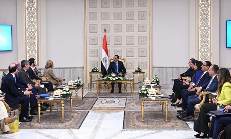 على هامش مؤتمر الاستثمار المصري الأوروبي.. رئيس الوزراء يلتقي نائبة رئيس بنك الاستثمار الأوروبي