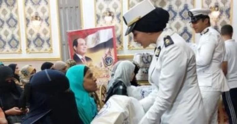 ”كلنا واحد.. معك فى كل مكان”.. الداخلية توزع مساعدات على المواطنين