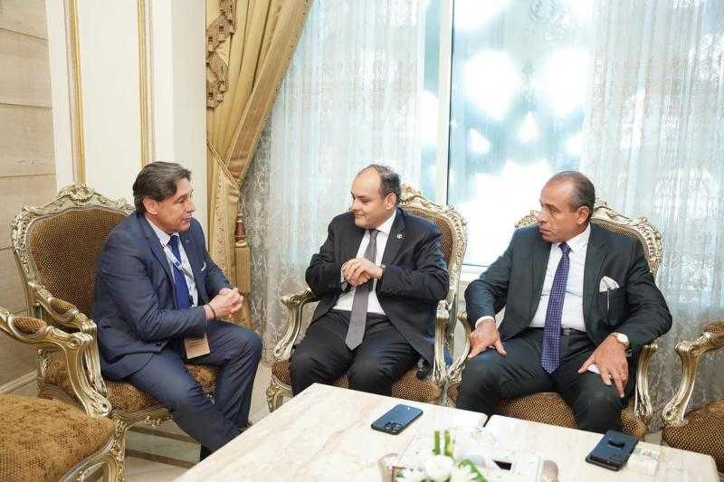 وزير التجارة والصناعة يبحث مع مسؤولي عدد من الشركات العالمية خططها للدخول فى السوق المصري