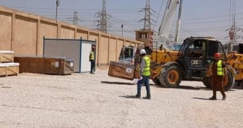 نقل الكهرباء تبدأ فى تركيب مهمات محطات محولات الربط الكهربائي مع السعودية