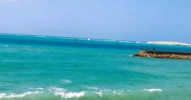محافظة مطروح تسمح بالسباحة في الشواطئ الآمنة وتغلق ”البحر المفتوح”