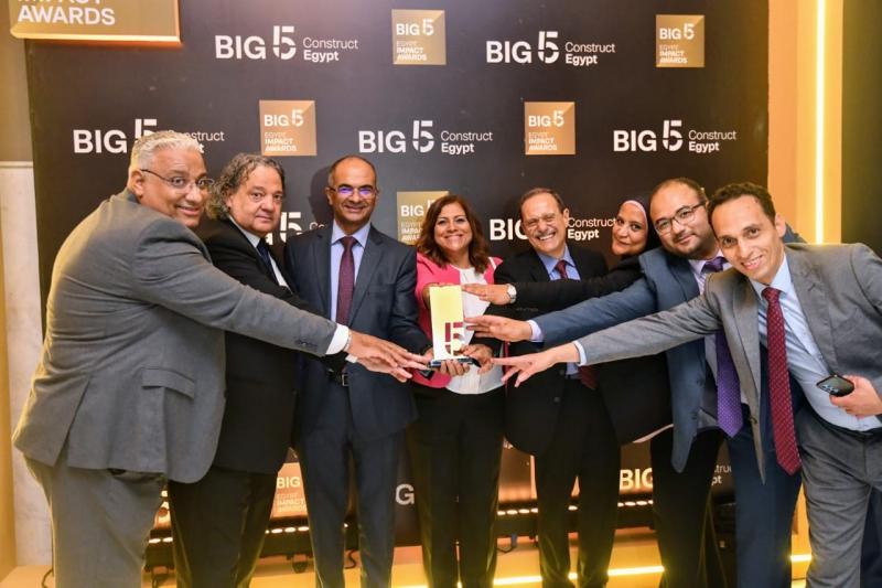 نائب وزير الإسكان يتسلم جائزة فوز برنامج خدمات الصرف الصحي المستدامة بالمناطق الريفية