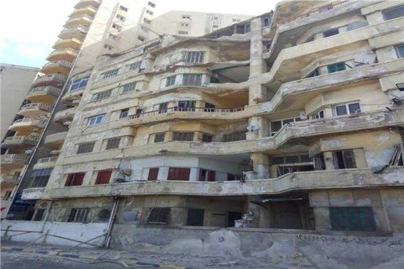 إزالة أجزاء آيلة للسقوط من عقار بكورنيش ميامي في الإسكندرية