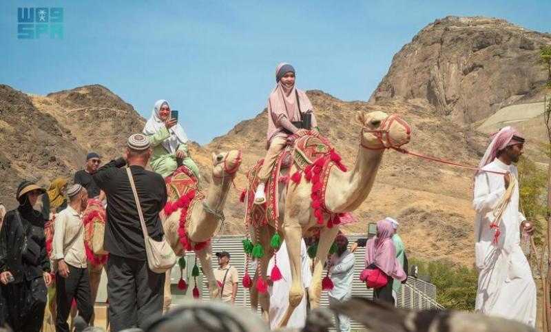 ضيوف الرحمن يحاكون قوافل الحج في أداء الفريضة قديمًا