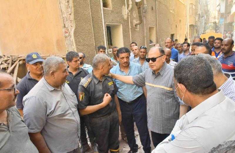 محافظ أسيوط: رفع أنقاض المنزل المنهار بحي شرق وإنقاذ 6 أشخاص وانتشال 14 جثة| صور