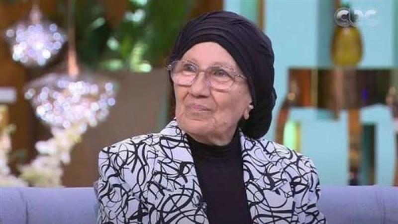 أشرف زكى يكشف تفاصيل تواجد عواطف حلمى بدار كبار الفنانين