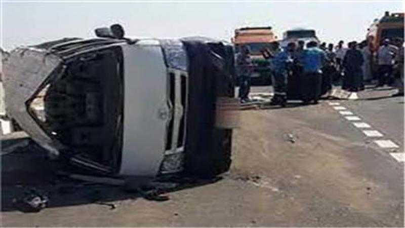 مصرع شخص وإصابة 20 آخرين في انقلاب سيارة ميكروباص في قنا