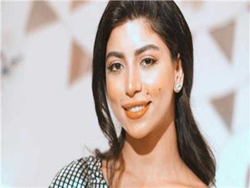 كارولين عزمي تتألق بالأسود في أحدث ظهور لها