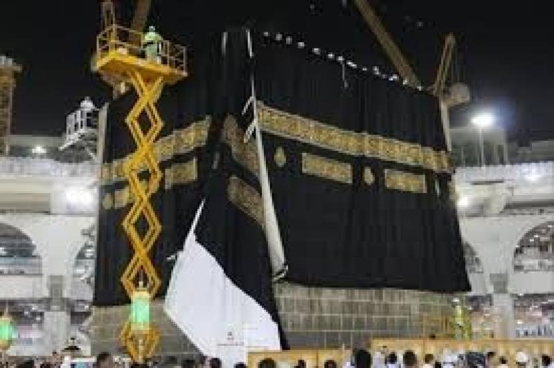تغيير كسوة الكعبة غرة محرم بمشاركة 159 فنيا وصانعا