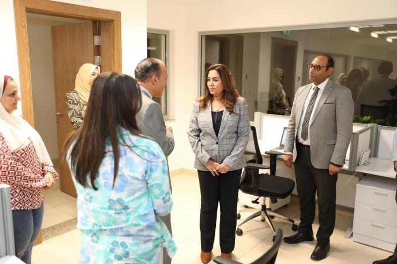 وزيرة التنمية المحلية تقوم بجولة للتعرف على الموظفين والعاملين بالإدارات المختلفة وتعقد سلسلة من الاجتماعات مع قيادات الوزارة
