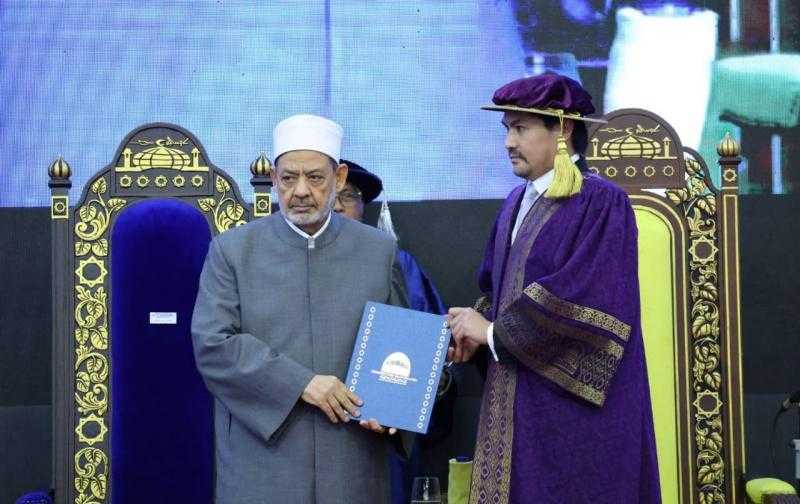 جامعة العلوم الإسلامية الماليزية تمنح شيخ الأزهر الدكتوراة الفخرية في دراسات القرآن والسنة