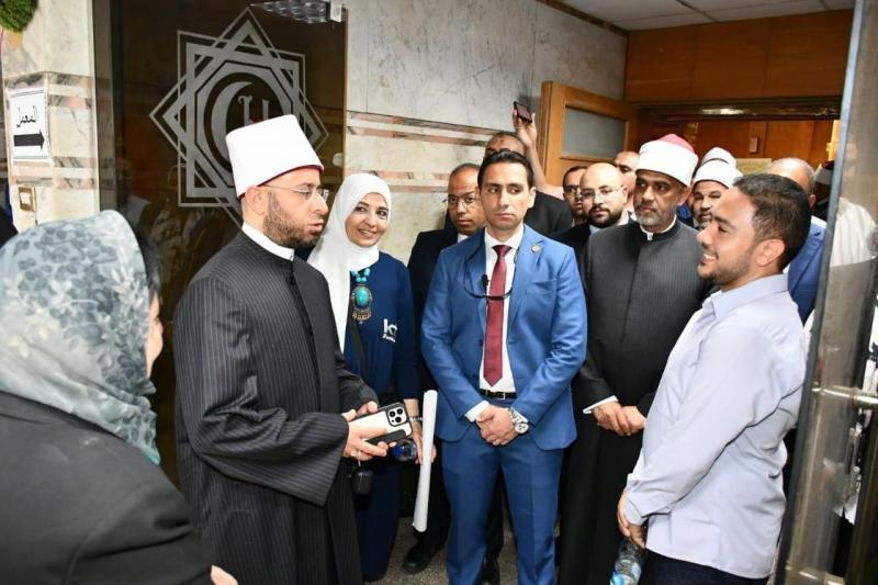 عقب أدائه صلاة الجمعة.. وزير الأوقاف يتفقد مستشفى الدعاة بمصر الجديدة