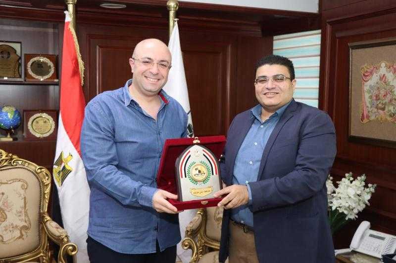 محافظ بني سويف يكرم الدكتور عاصم سلامة على فترة عمله نائبا له