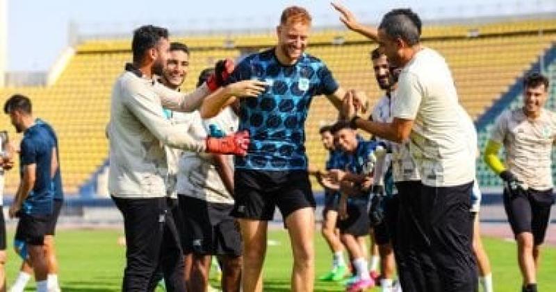 ممر شرفى من لاعبى المصرى للتونسى فخر الدين بن يوسف بعد تجديد تعاقده