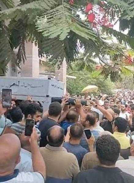 كهربا ولاعبو مودرن سبورت أبرز الحضور.. الآلاف يودعون أحمد رفعت مثواه الأخير.. صور