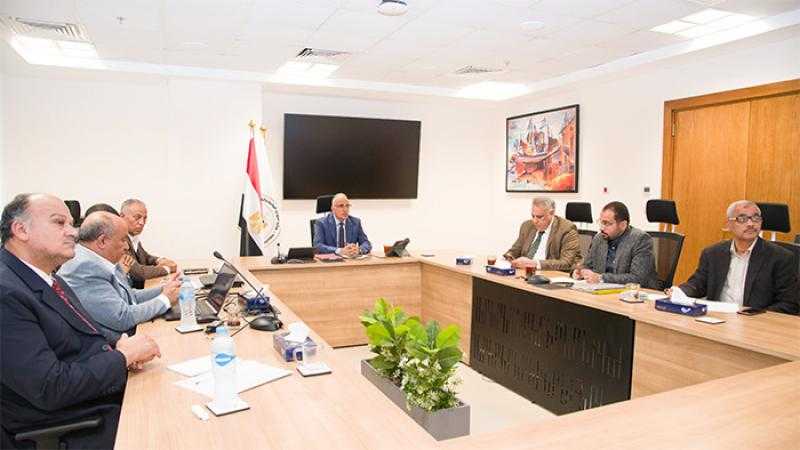 وزير الري يتابع حالة الري لزمام ترعة وادي النقرة بأسوان