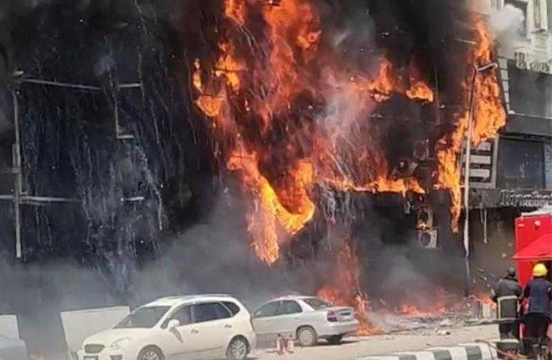 حريق ضخم يلتهم محلات لسلاسل ملابس أمام بوابة جامعة المنصورة