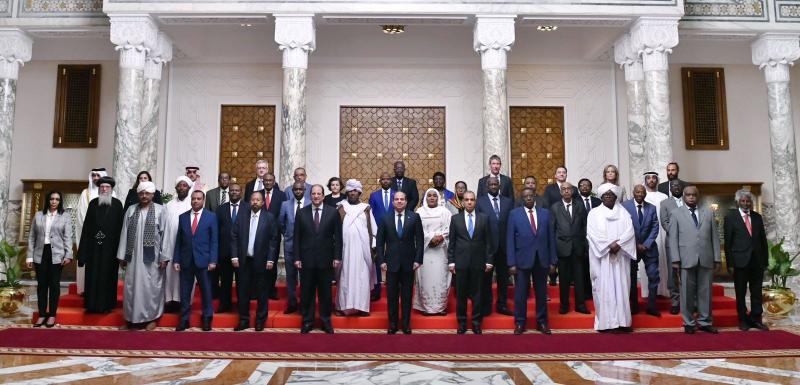 الرئيس السيسي يستقبل وفدا سودانيا من المشاركين في مؤتمر القوى السياسية والمدنية السودانية بمصر.. صور