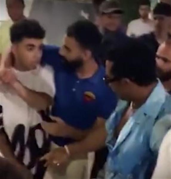 محمد رمضان يتشاجر مع أحد الشباب في الساحل.. فيديو