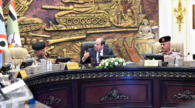 الرئيس السيسي يجري جولة تفقدية بالأكاديمية العسكرية المصرية.. صور