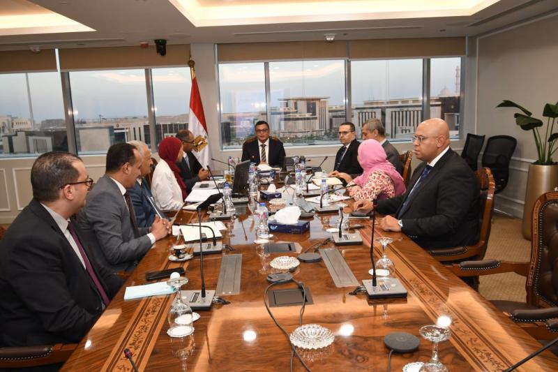 وزير الإسكان يستعرض جهود الهيئة العامة للتخطيط العمراني في إعداد مخططات وبرامج التنمية