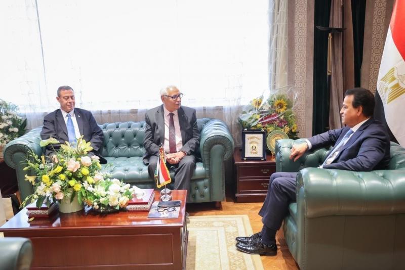 نائب رئيس مجلس الوزراء ووزير الصحة يستقبل نظيره الفلسطيني لمناقشة تعزيز التعاون