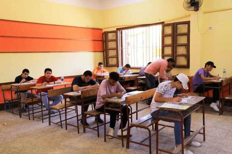 بدء امتحانات الثانوية العامة في ثلاث مواد ومنع دخول الأجهزة الذكية إلى اللجان