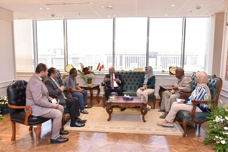 شاهد فيديو لهما بالسوشيال ميديا.. وزير العمل يضم عاملين من العمالة غير المنتظمة لمنظومة الحماية