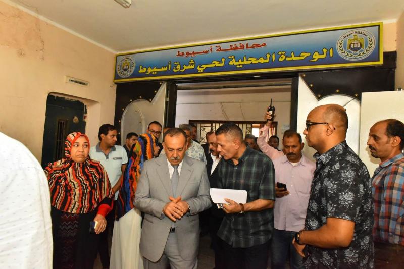 محافظ أسيوط يفاجىء العاملين بالإدارة الهندسية وأملاك الدولة بحي شرق.. صور