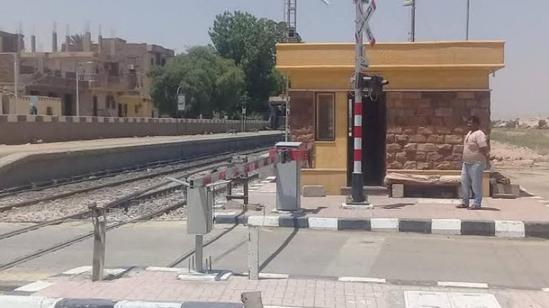 النقل تناشد المواطنين عدم اقتحام مزلقانات السكة الحديد أو السير عكس الاتجاه أثناء غلقها| صور