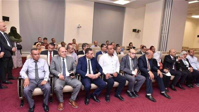 وزير العمل يشهد ندوة لتوعية فريق ”الإخلاء والطوارئ” على كيفية التعامل مع الأزمات