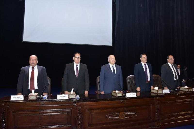 الخشت يُكرم عددًا من قيادات جامعة القاهرة والعمداء السابقين