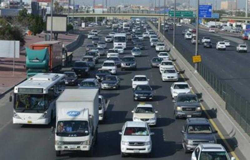 انتظام في حركة السيارات بالشوارع والطرق الرئيسية بالقاهرة والجيزة