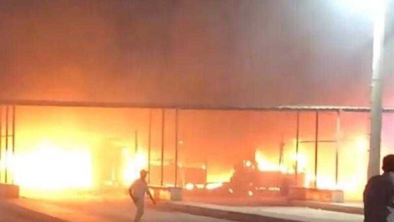اندلاع حريق هائل في أكشاك داخل موقف السلام