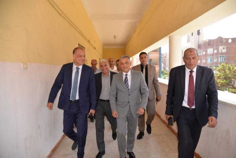 محافظ الإسماعيلية يتفقد لجنة الثانوية العامة بمدرسة السادات