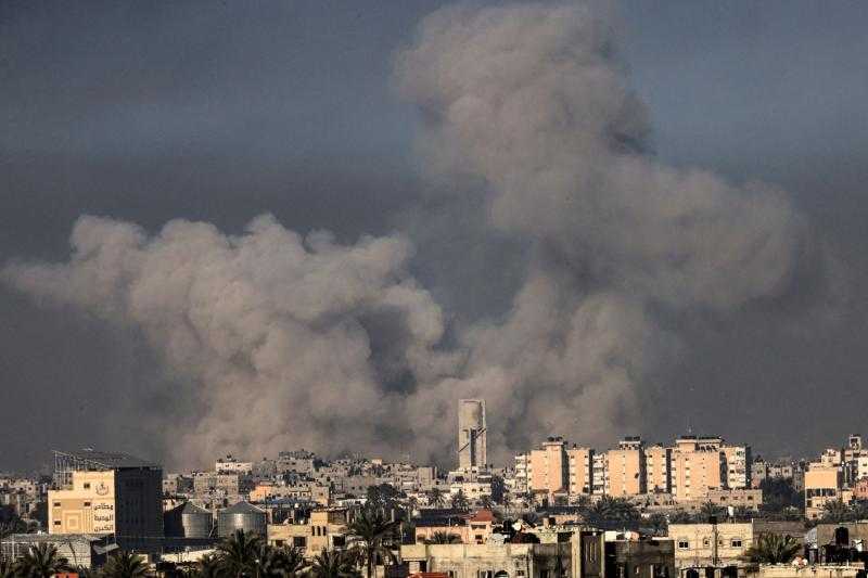 الاحتلال يشن غارات عنيفة على منطقة المواصي غرب مدينة خان يونس
