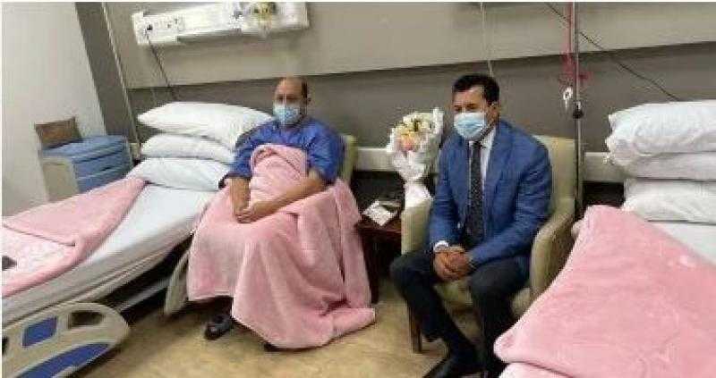 بعد إجرائه جراحة في القلب.. وزير الرياضة يزور عضو مجلس الزمالك في المستشفى