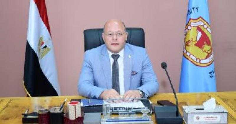 رئيس جامعة سوهاج يلتقي الأطباء المقيمين بالمستشفيات الجامعية