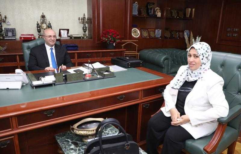 محافظ بني سويف يلتقي مديرة التنظيم والإدارة الجديدة