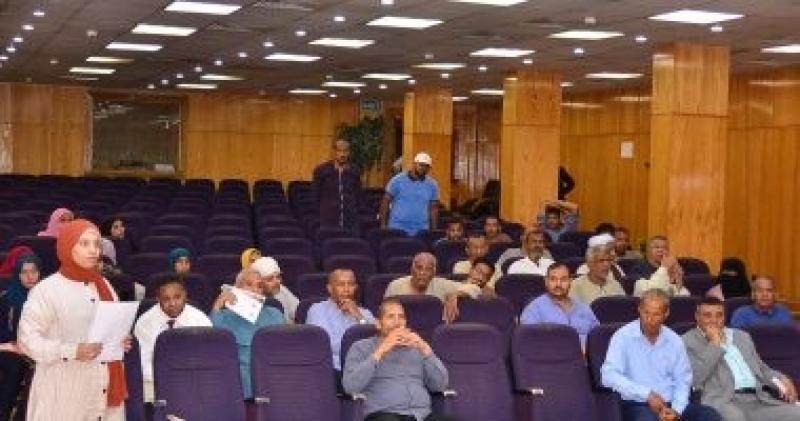 نائب محافظ الأقصر يعقد لقاء اليوم المفتوح لبحث مشكلات وشكاوى الأهالى