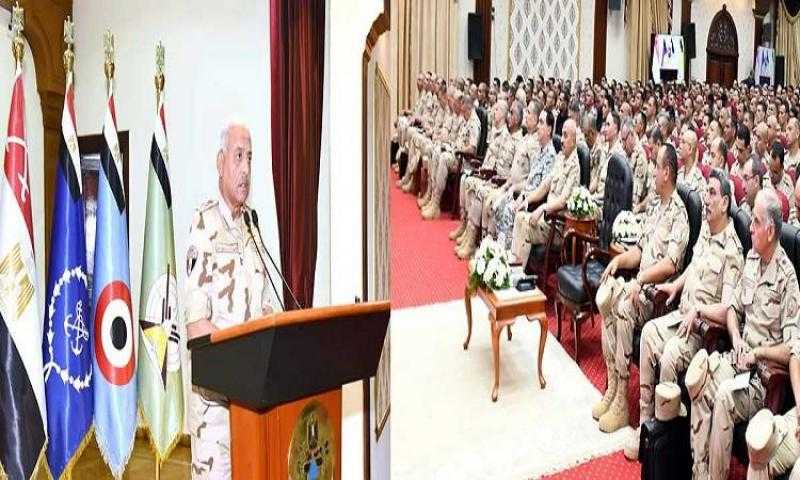 وزير الدفاع يلتقي بعدد من رجال القوات المسلحة بالمنطقة المركزية العسكرية