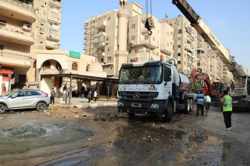 كسر ماسورة مياه بشارع أحمد فخرى بمدينة نصر.. ومحافظ القاهرة يشرف على الإصلاح