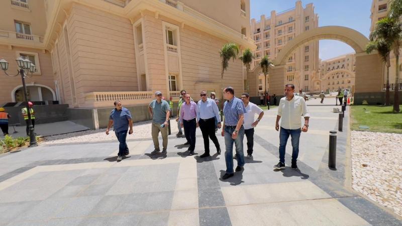 رئيس جهاز العاصمة الإدارية الجديدة يتفقد الأحياء والطرق.. صور
