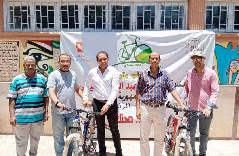 وكيل الشباب بالأقصر يسلم الدفعة الثالثة من المرحلة الرابعة لمبادرة ”دراجتك..صحتك”