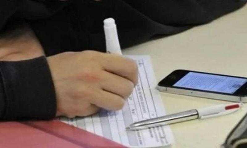 ضبط طالب لقيامه بإدارة مجموعات إلكترونية بزعم تسريب امتحانات ”الثانوية”