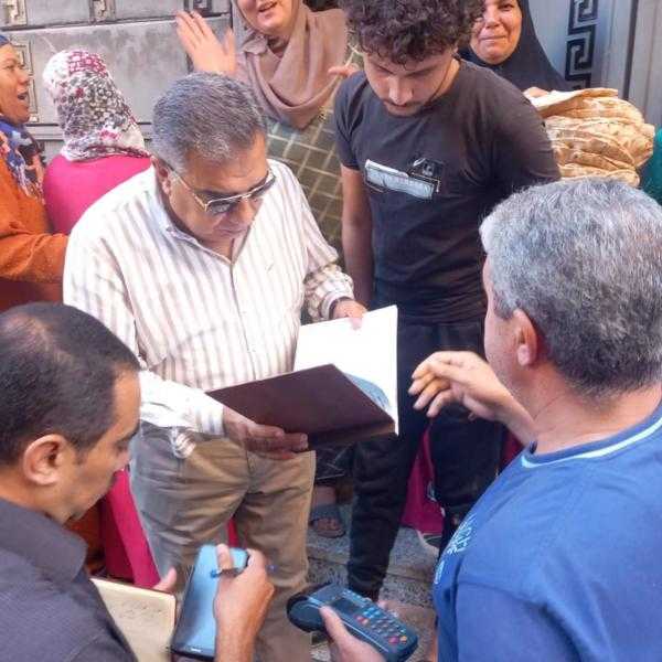محافظ الدقهلية: مصادرة عدد من بطاقات التموين لتواجدها مع شخص واحد وإحالتها لمباحث التموين