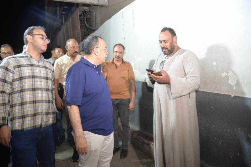 في الثالثة فجرا.. محافظ أسيوط يجري جولة مفاجئة لمتابعة انتظام العمل بالمستشفى العام