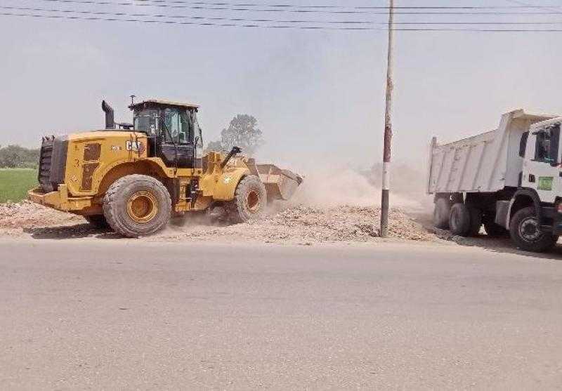 محافظ الشرقية: رفع 180 طن مخلفات مباني من طريق هرية- الزقازيق